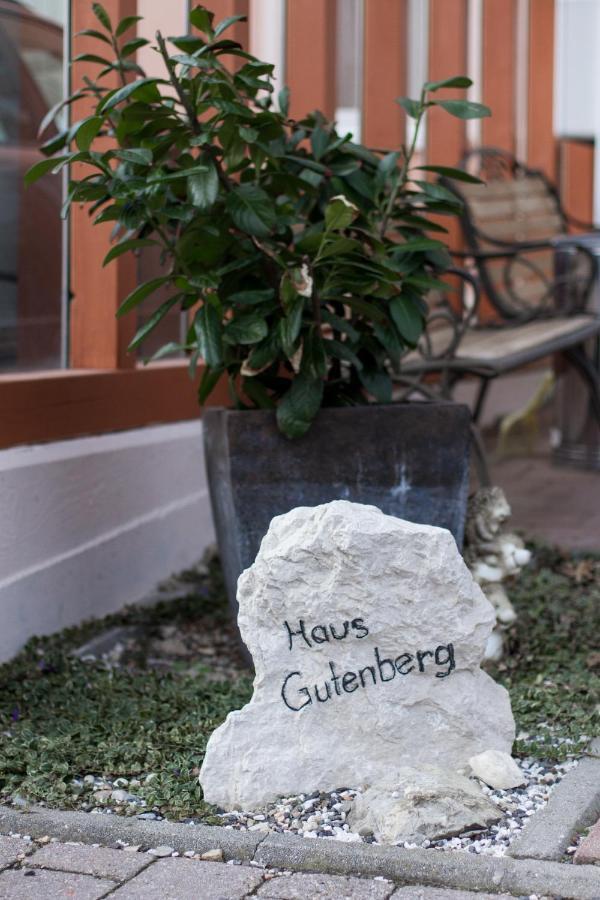 Hotel Garni Haus Zum Gutenberg Hallbergmoos Bagian luar foto